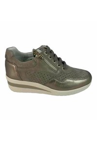 Sneaker grigio metallico con design perforato, chiusura con lacci davanti e zip laterale. Presenta una spessa suola bianca con una sottile linea di accento verde.