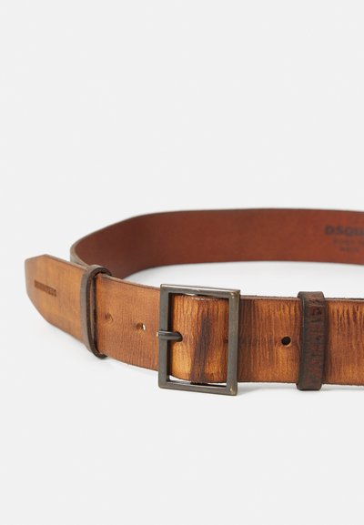 Brauner Leder Gürtel mit strukturiertem Finish, ausgestattet mit einer silbernen Schnalle und einem schwarzen Akzent. Acht Löcher zur Anpassung.