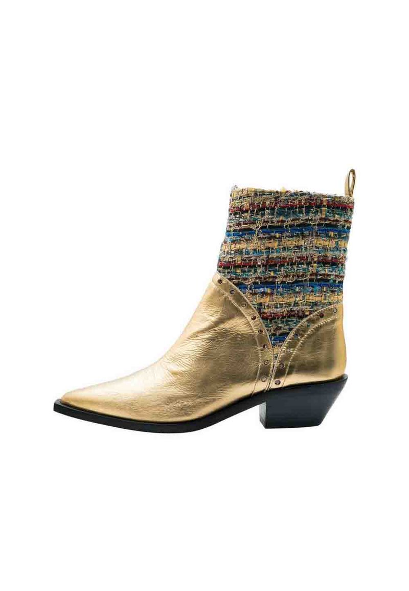 Botín dorado con puntera puntiaguda y parte superior tejida texturizada que presenta hilos multicolores; tiene un tacón bajo tipo bloque y tachuelas decorativas.