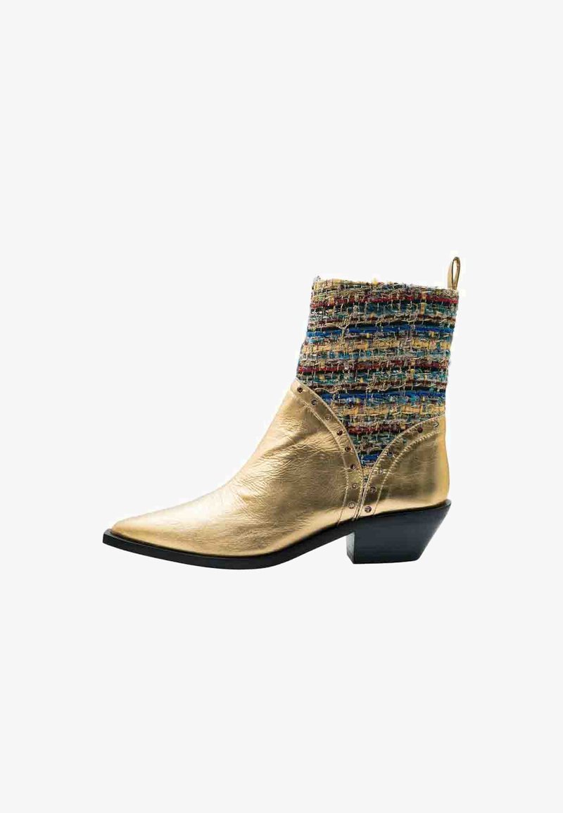 Botín dorado con puntera puntiaguda y parte superior tejida texturizada que presenta hilos multicolores; tiene un tacón bajo tipo bloque y tachuelas decorativas.