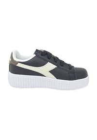 Sneaker nera in ecopelle con suola in gomma bianca, caratterizzata da un accento con logo bianco e foderato in tessuto. Design con lacci e dettagli cuciti.