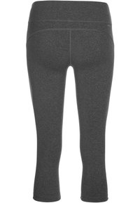 Tmavě šedé, vysoce pasové, zkrácené sportovní legíny s plochými švy, zobrazené z pohledu zezadu.