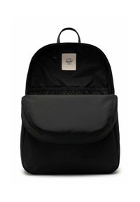 Sac à dos en tissu noir avec un grand compartiment zippé, un rabat de couverture et une étiquette de logo à l'intérieur. Texture lisse avec une forme arrondie.