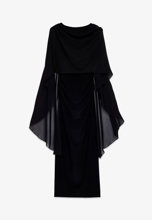 Lang sort kjole med aftageligt gennemsigtigt kappe-lag, rynket front og flydende stof, der strækker sig fra skuldrene over armene.