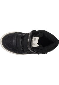 Sneaker high-top nera con tomaia in materiale sintetico texturizzato, strisce in velcro e rivestimento in morbido pile. Presenta una suola in gomma bianca e logo del marchio.