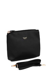 Černá taška přes rameno z umělé kůže se zipovým uzávěrem, zlatým logem na přední straně a odnímatelným popruhem. Hladký povrch.