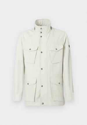 Chaqueta beige claro hecha de tela texturizada, con un cuello alto, botones a presión y cuatro bolsillos frontales con solapas.