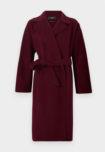 Μπουφάν από μαλλί σε βουργουνδί χρώμα με γιακά με εγκοπή, μακριά μανίκια και ζώνη που δένει από το ίδιο ύφασμα. Απαλή υφή και μήκος μέχρι το γόνατο.