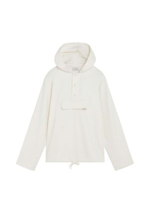 Sudadera con capucha color blanco roto, con mangas largas, tapeta con tres botones, bolsillo frontal con solapa y dobladillo con cordón ajustable.