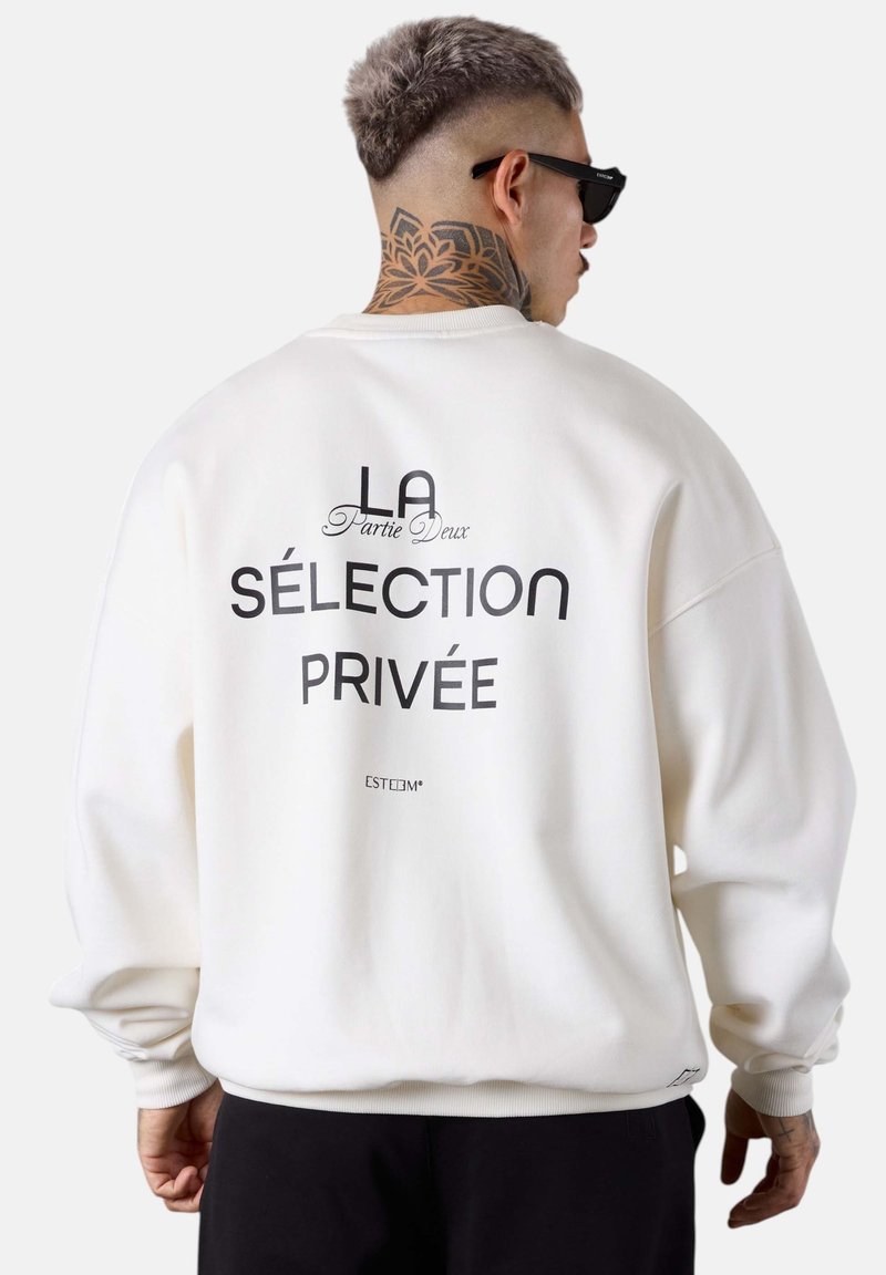 White sweatshirt with a loose fit, featuring black text "LA Partie Deux SÉLECTION PRIVÉE" on the back and ribbed cuffs.