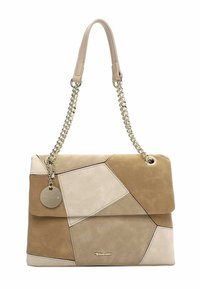 Borsa geometrica in camoscio beige e marrone chiaro con patta piegata, manico a catena e ciondolo decorativo attaccato. Presenta una combinazione di textures e cuciture.