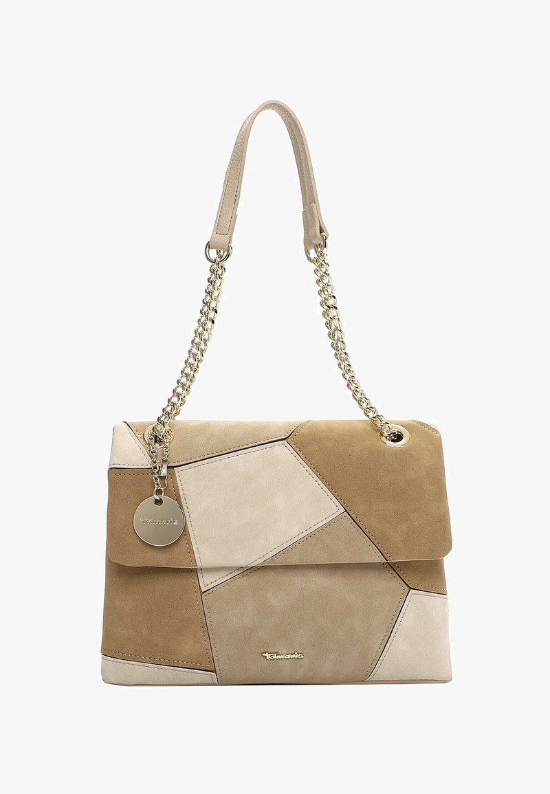 Borsa geometrica in camoscio beige e marrone chiaro con patta piegata, manico a catena e ciondolo decorativo attaccato. Presenta una combinazione di textures e cuciture.