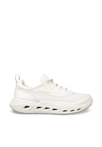 Biela nízka teniska s perforovanou podrážkou, šnurovaním vpredu, vystlaným golierom a ťahacou slučkou na päte vhodná na bežné nosenie.