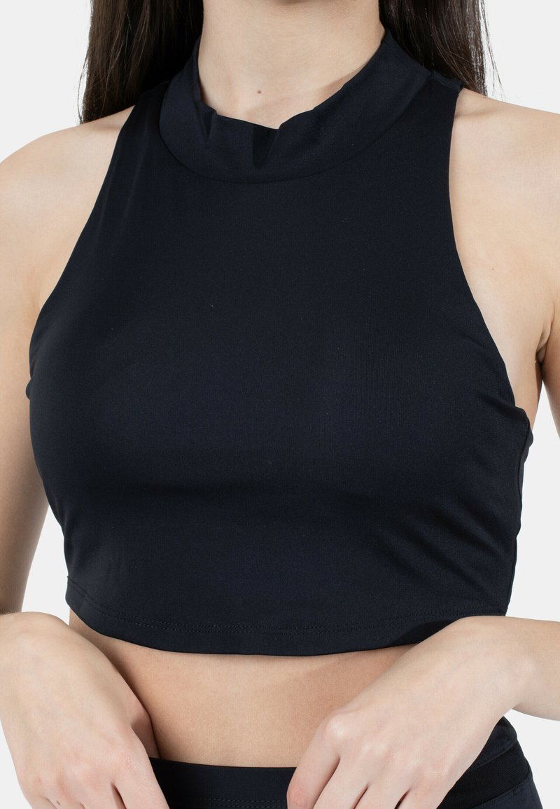 Top corto nero, design aderente con scollatura alta e texture liscia. Presenta un orlo pulito e uno stile minimalista.