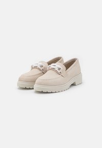 Mocassini in suede beige con punta rotonda, lacci bianchi e suola spessa e testurizzata. Presentano dettagli di cucitura e un tacco leggero.