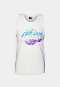 Biały bawełniany top na ramiączkach z wyraźnym graficznym napisem "Los Angeles Lakers" w niebieskim i purpurowym kolorze, z wzorem koszykówki oraz globu.