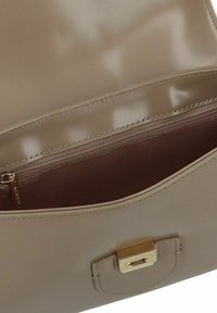 Borsa a mano in pelle beige con finitura lucida, dotata di una chiusura in tono oro e una tasca con zip all'interno. Texture liscia con bordi cuciti.