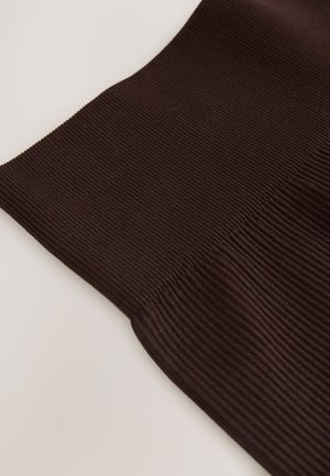 Tmavohnedá pletená tkanina s rebrovanou štruktúrou, vybavená širomým lemom pre štruktúrovaný vzhľad. Mäkký materiál s miernym elastickým efektom.