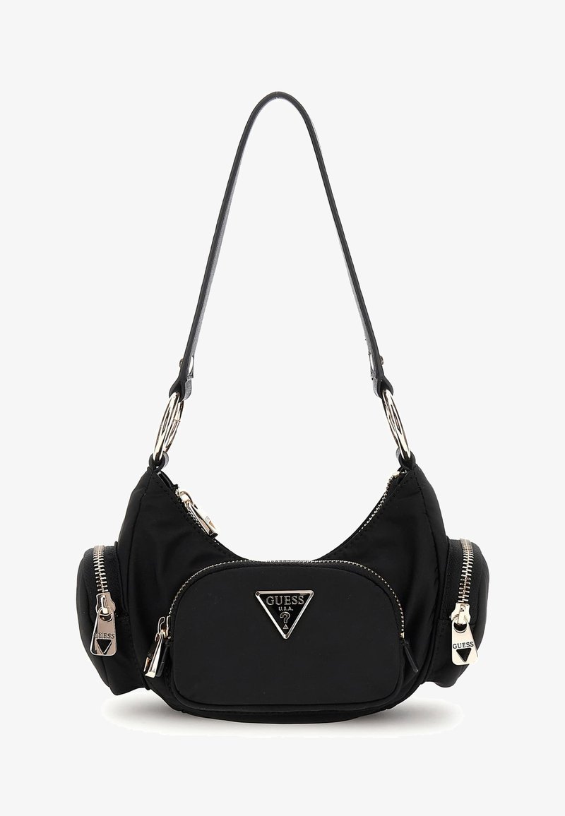 Sac bandoulière noir Guess avec trois compartiments zippés et plaques logo argentées sur le devant et les côtés.