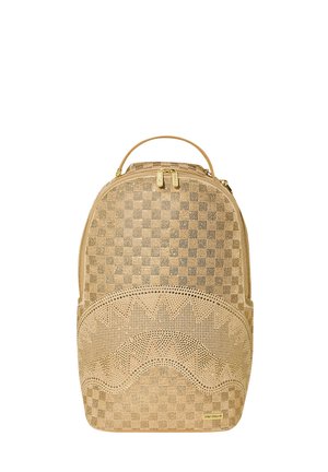 Zaino beige con texture, motivo a scacchiera, design decorativo traforato a onde, manico superiore e tiretti dorati.