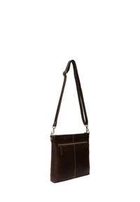 Borsa a tracolla in pelle marrone con texture liscia, tasca frontale con zip, tracolla regolabile e dettaglio cucito lungo il centro.