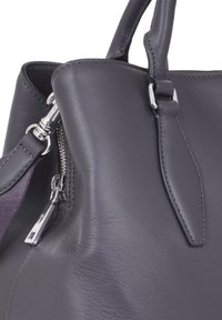 Borsa a tracolla in pelle grigia scura con accessori in argento, chiusura con zip e forma strutturata. Presenta una superficie liscia e dettagli laterali.