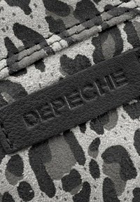 DEPECHE Mobilfodral - grey leo print