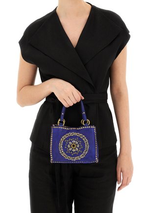 Piccola borsa blu rettangolare con borchie dorate e un motivo ricamato circolare. Presenta due manici per il trasporto e una texture liscia.
