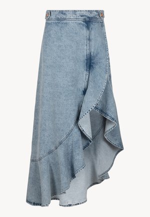 Denim wikkelrok in lichtblauw met een rafelige, asymmetrische zoom. Heeft een gladde textuur en subtiele vervaging. Bevestigd met knopen in de taille.