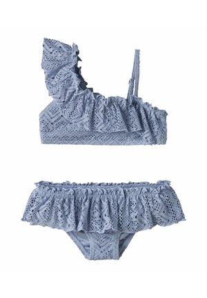 Jasnoniebieski koronkowy komplet bikini z falbanami, top na jedno ramię oraz dopasowane majtki z falbanami, na białym tle.