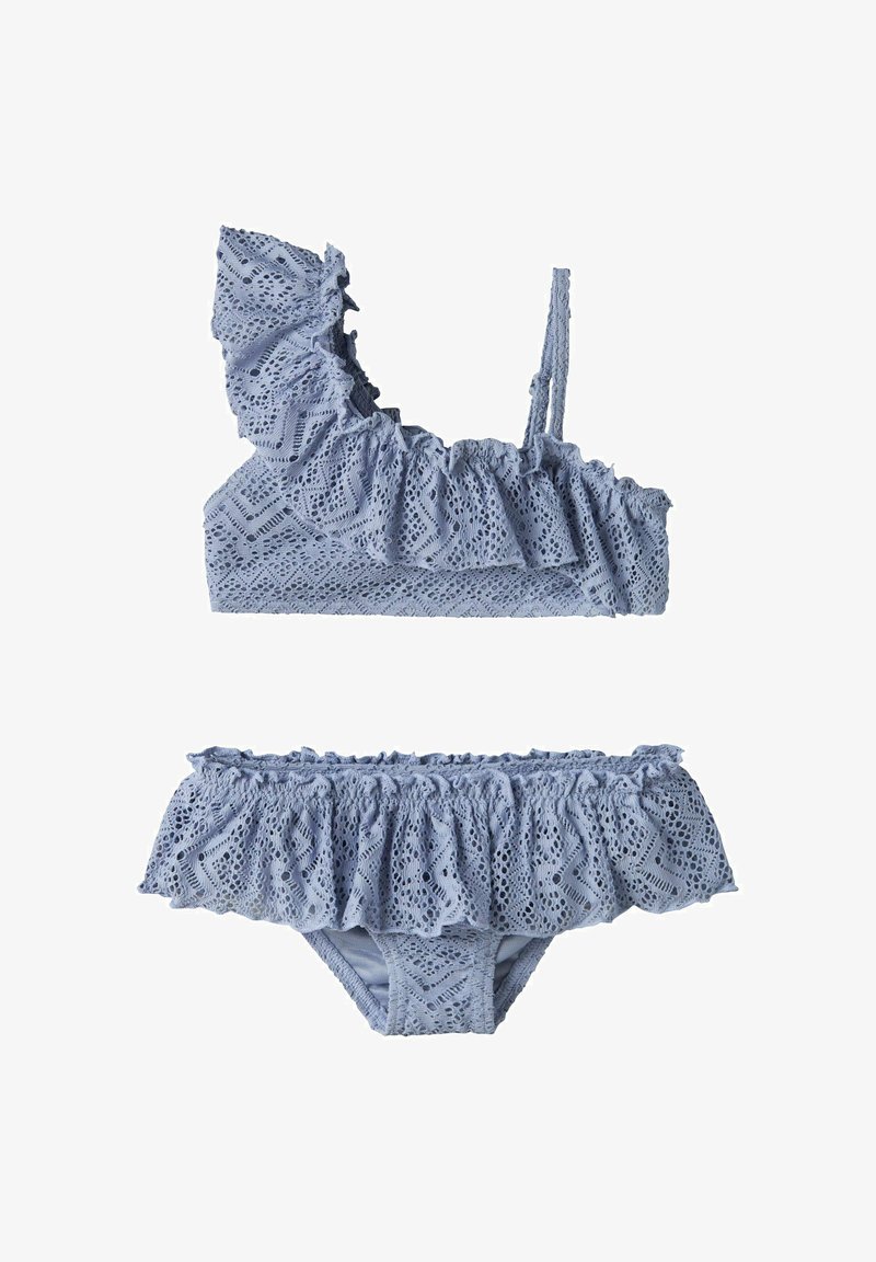 Ensemble bikini en dentelle bleu clair avec détails à volants, haut asymétrique à une épaule et bas assorti à volants, isolé sur fond blanc.