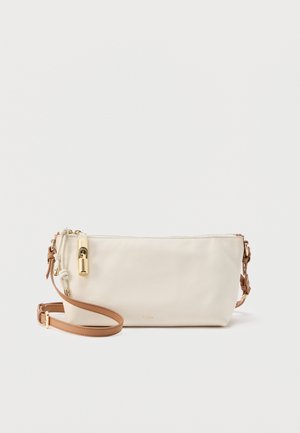 Väike kreemikma nahast üleõlakott reguleeritava beežika rihmaga, kuldse luku ja ehe detailiga lihtsa valge tausta kohal.