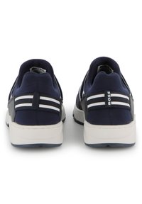 Tengerészkék sportcipők hálós felsőrésszel és bőr részletekkel, fehér csíkozással és texturált talppal a jobb tapadás érdekében.