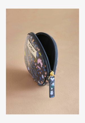 Okrúhla taška na zips vyrobená z potiahnutej tkaniny s tmavým kvetinovým vzorom, námorníckou farbou pozadia, zlatým zipsom a malým závesným pútkom.