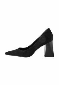 Zapato de tacón alto de ante negro con punta afilada y tacón cuadrado grueso. Textura suave y características de diseño minimalista.