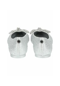 Ballerines argentées avec une finition texturée, bout rond et un nœud décoratif. Présente un petit logo et une doublure sombre contrastée.