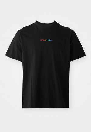 Juodas medvilnės marškinėliai su apvaliu kaklu, trumpomis rankovėmis ir išsiuvinėtu "Calvin Klein" logo ryškiomis spalvomis per krūtinę.
