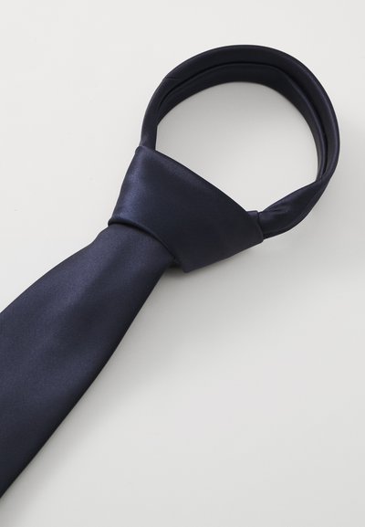 Eine marineblaue Satin-Krawatte mit glatter Textur und klassischem Design, mit einem geknoteten Wind und spitz zulaufendem Ende, geeignet für formelle Anlässe.