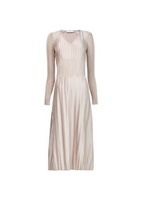 Robe midi plissée dans une teinte beige doux, avec des manches longues et un décolleté en V, présentant une texture verticale et une taille cintrée.