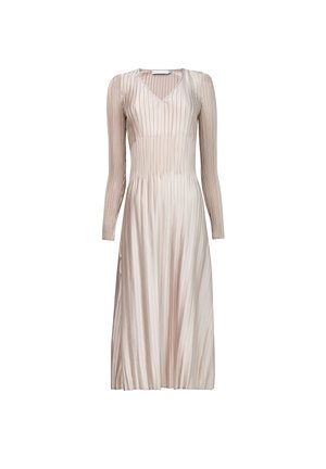 Vestido midi plisado en un suave tono beige, con mangas largas y escote en V, que presenta textura vertical y una cintura ajustada.