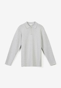 Grå långärmad polo med halvmatchning, klassisk krage och mjukt material. Enkel design med minimal detaljering.