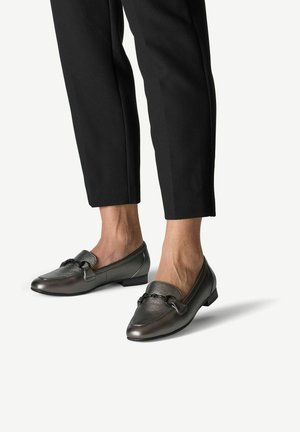 Mocassins gris métalliques avec un talon plat et un détail en chaîne décoratif à l'avant, fabriqués en cuir lisse avec un bout rond.