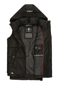 Veste noire matelassée sans manches avec capuche, devant ouvert révélant une doublure intérieure marquée, poche intérieure et détail de bordure rouge.