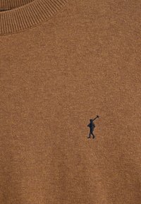 Brauner Strickpullover mit geripptem Kragen. Enthält ein kleines schwarzes gesticktes Logo einer Figur, die eine Flagge hält, auf der linken Brustseite.