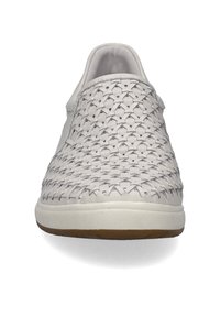 Weiße, gewebte Slipper mit weicher Textur, runder Zehenform und Gummisohle. Das Obermaterial weist komplexe, verflochtene Muster auf.