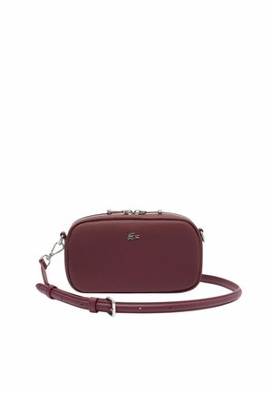 Sac bandoulière rectangulaire bordeaux en matériau synthétique texturé, doté d'une fermeture zippée et d'une bandoulière amovible, agrémenté d'un logo.