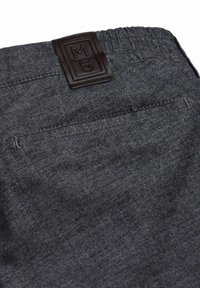 Dunkelgraue Hose aus strukturiertem Stoff, mit einem braunen Lederetikett mit "M5", verstellbarem Bund und einer Gesäßtasche.