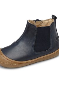 Námořnické modré kožené kotníkové boty s elastickými bočními panely, béžová gumová podešev a prošívání podél špičky a podešve pro zvýšení odolnosti.