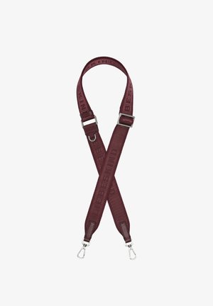 Regulowany pasek do torby z tkaniny w kolorze bordowym z srebrnymi metalowymi zapięciami i napisem "LIVE BESKIND" tkanym wzdłuż jego długości.