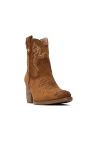 Botín de ante marrón con diseño bordado, puntera afilada y tacón apilado. Cuenta con un zipper lateral y acentos de botones decorativos.
